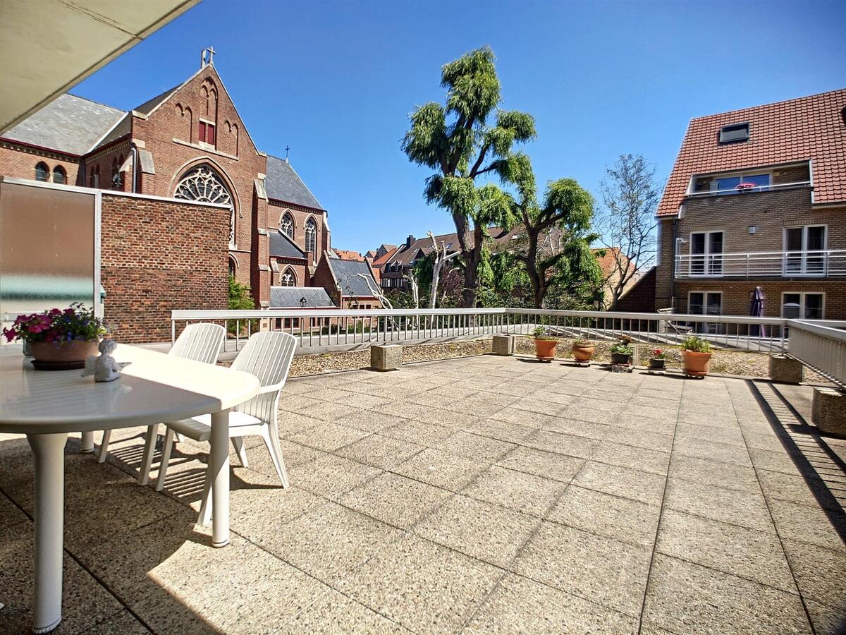 Uitzonderlijk ruim hoekappartement met drie slaapkamers en enorm zonneterras - Heist 