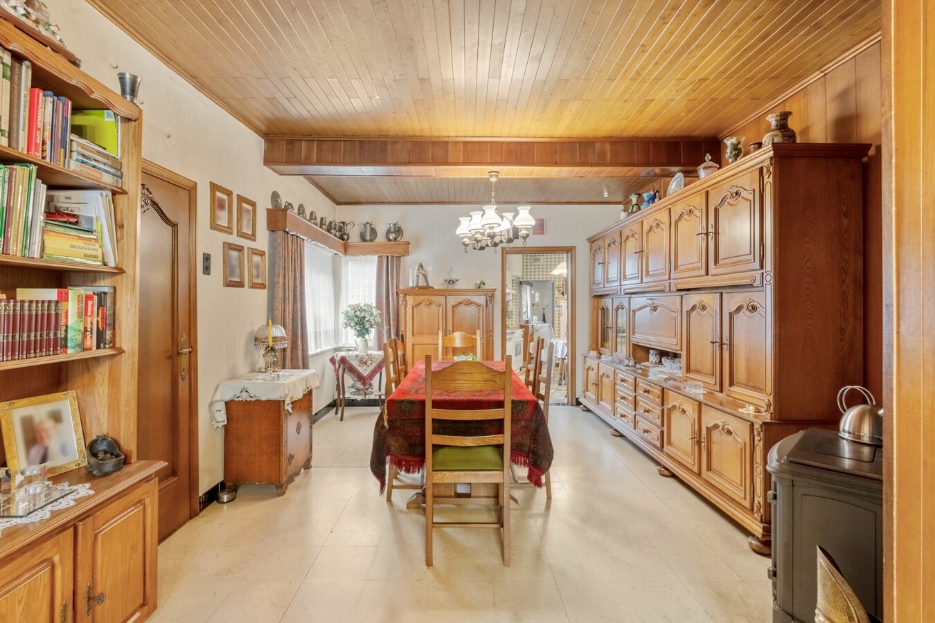 Te renoveren woning met 3 slaapkamers en grote tuin. 