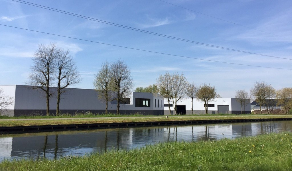 Magazijnen te huur langs kanaal in Sint-Lenaarts
