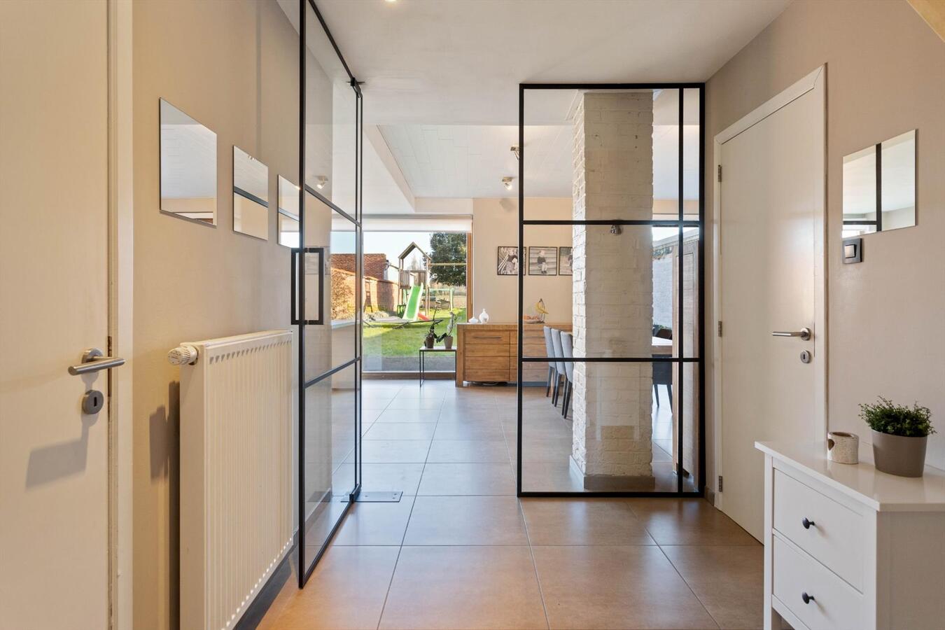 Energiezuinige woning in loftstijl met grote lichtrijke leefruimte. 