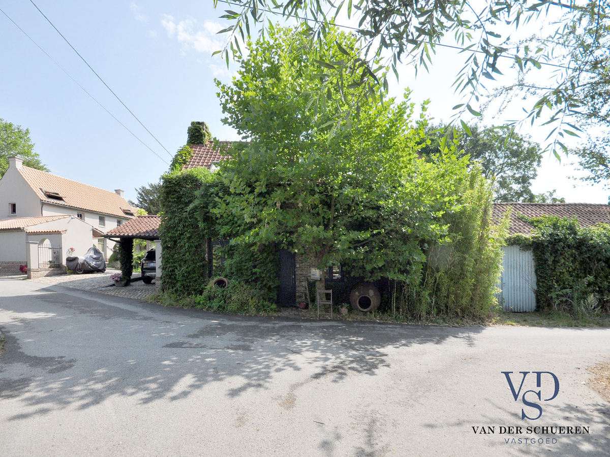 Idyllische woning met schuur. Uitzonderlijk gelegen. 