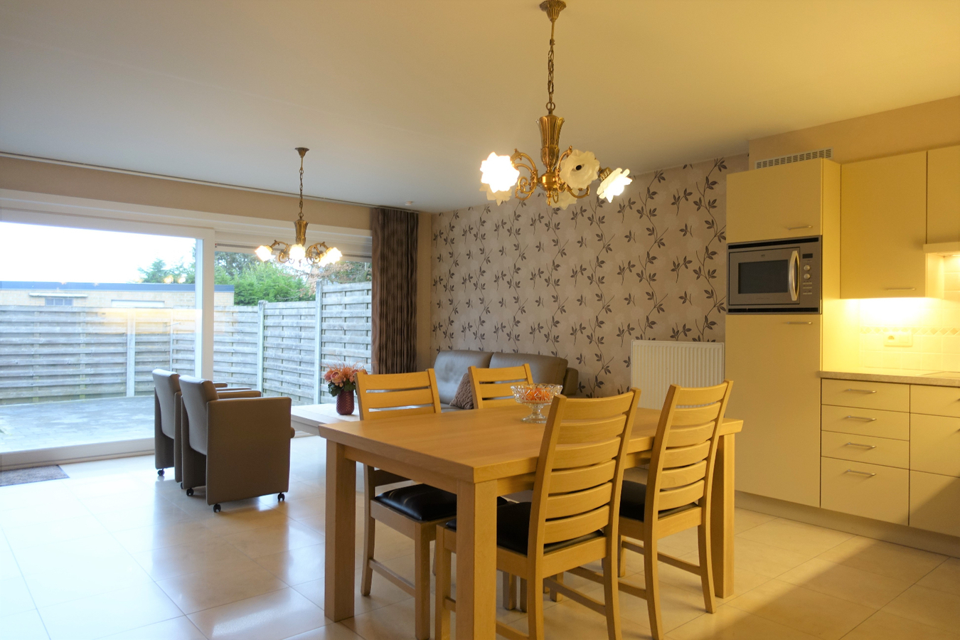 Gelijkvloers appartement met tuin en garage 