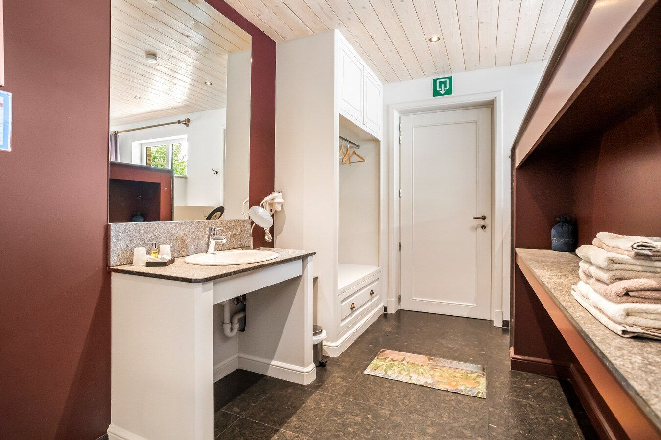 Unieke vierkantshoeve op toplocatie in Heuvelland te koop! 