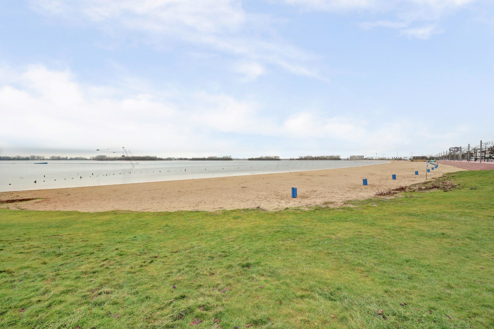 In de jonge woonwijk Nesselande in deelplan Haag en Park gelegen 5 kamer tussenwoning met houten berging en parkeerplaats op 131 m² eigen grond. 