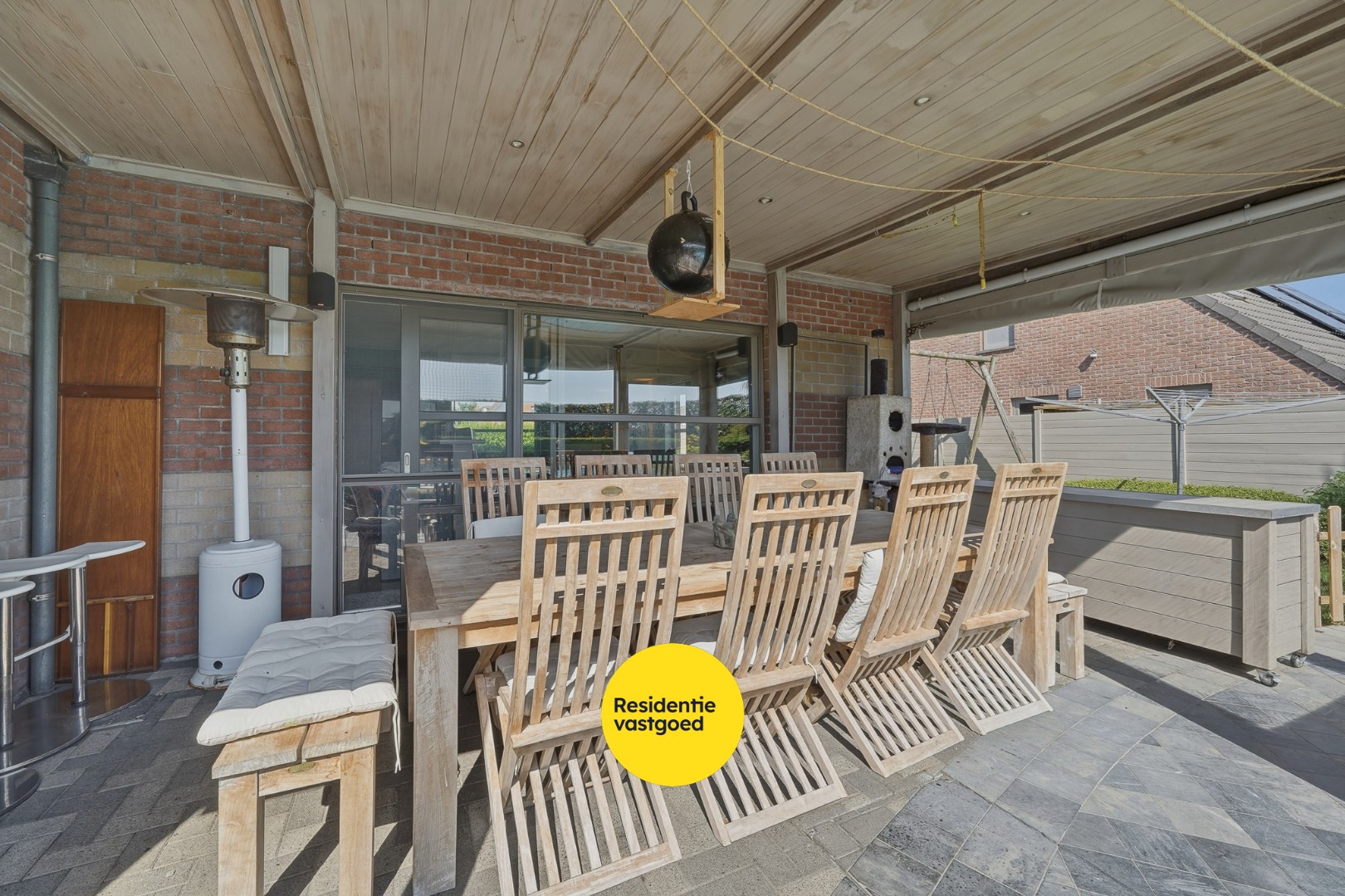 Instapklare halfopen bebouwing met 3 slaapkamers en zwembad 