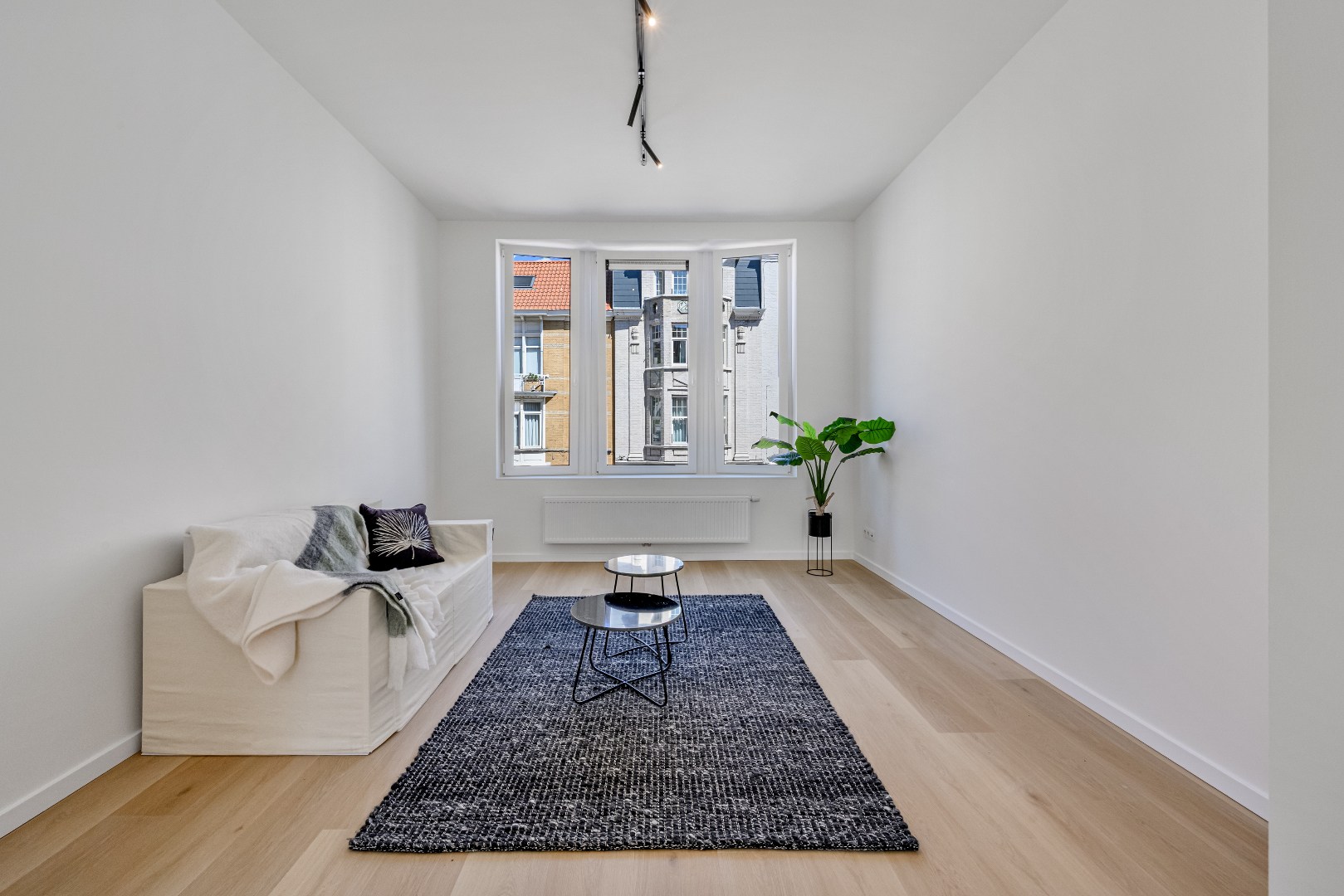 VERHUURD Stijlvol wonen in een  gerenoveerd appartement nabij Station Gent-Sint-Pieters 