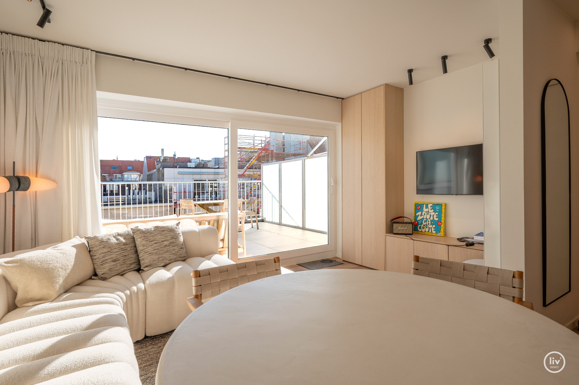 Prachtig gerenoveerd appartement met 2 slaapkamers gelegen in een zijstraat van de zeedijk en op wandelafstand van het Driehoeksplein. 