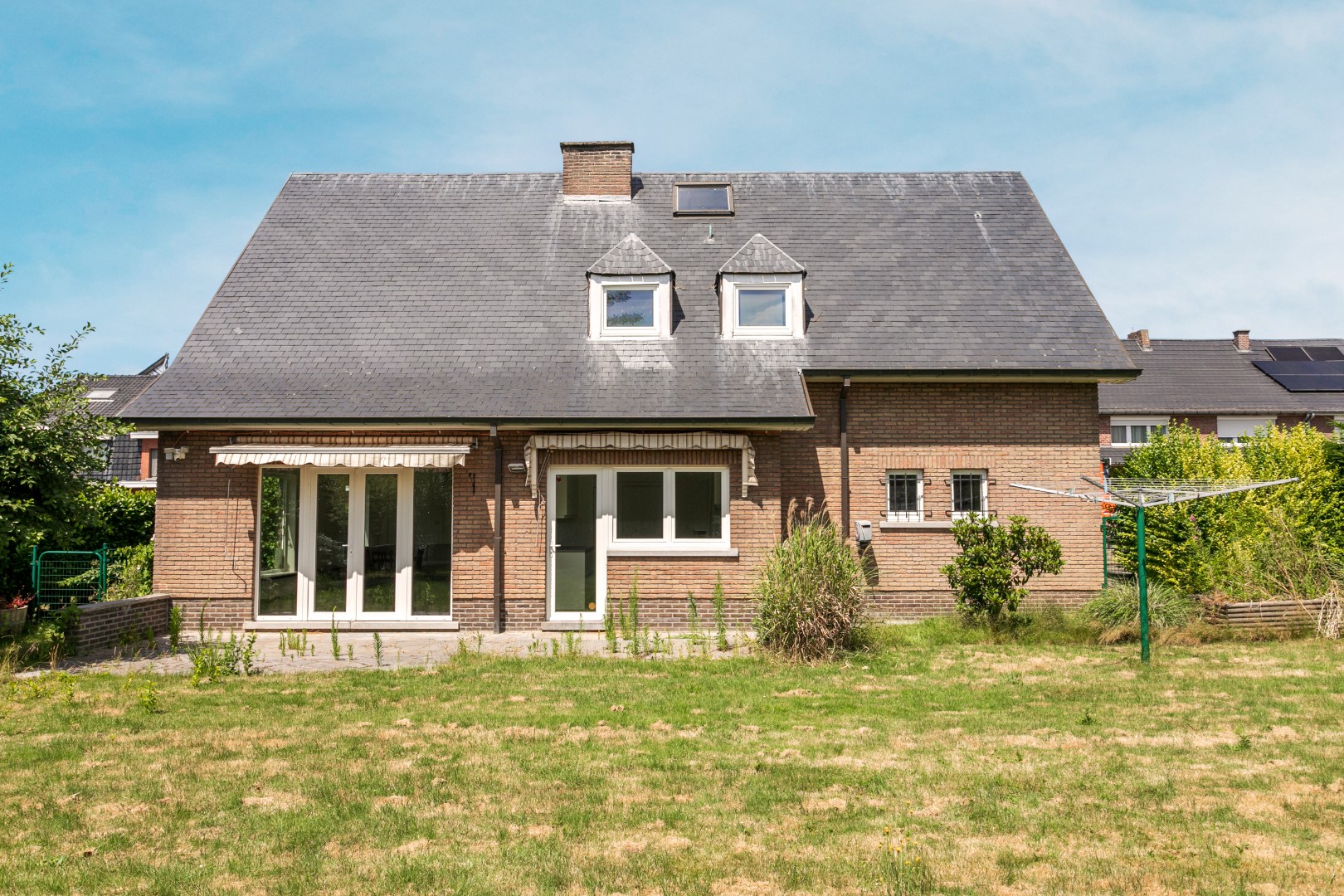 Ruime 4-gevelwoning met 4 slaapkamers, bureau, garage en tuin op 626 m² met bouwpotentieel in Halle 