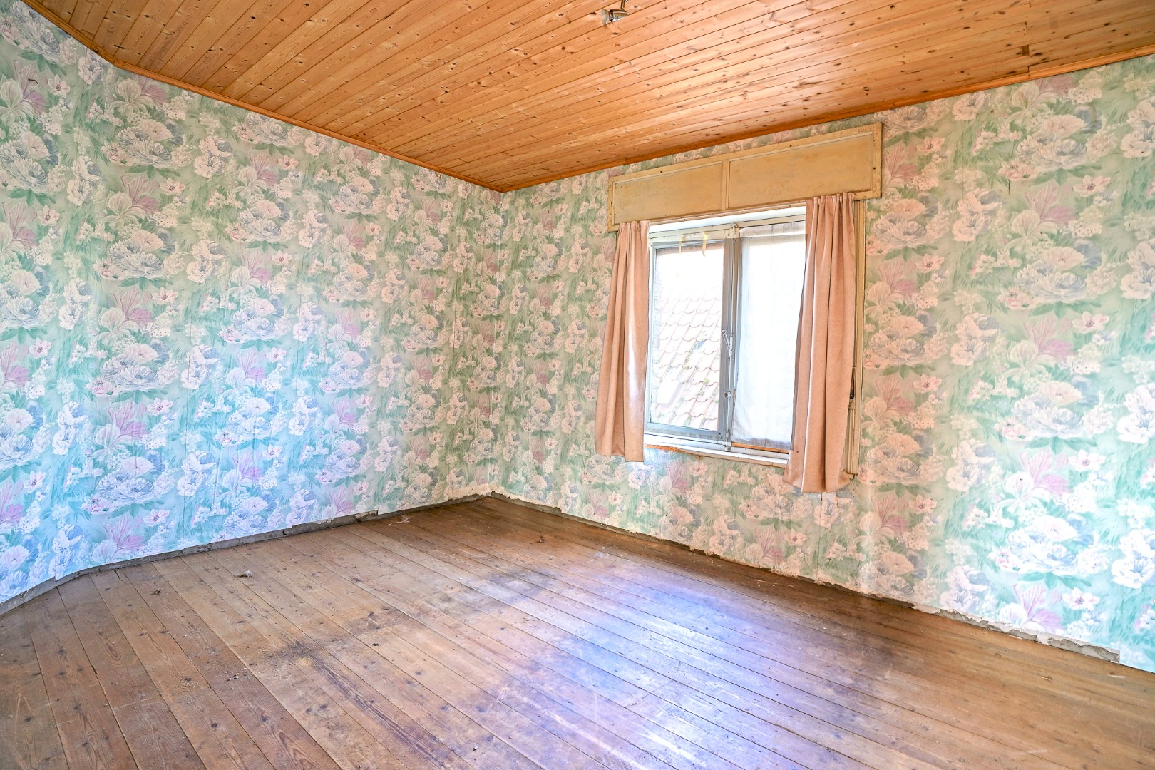 Te renoveren woning met 5 slaapkamers op 8.102 m²  te Diksmuide! 