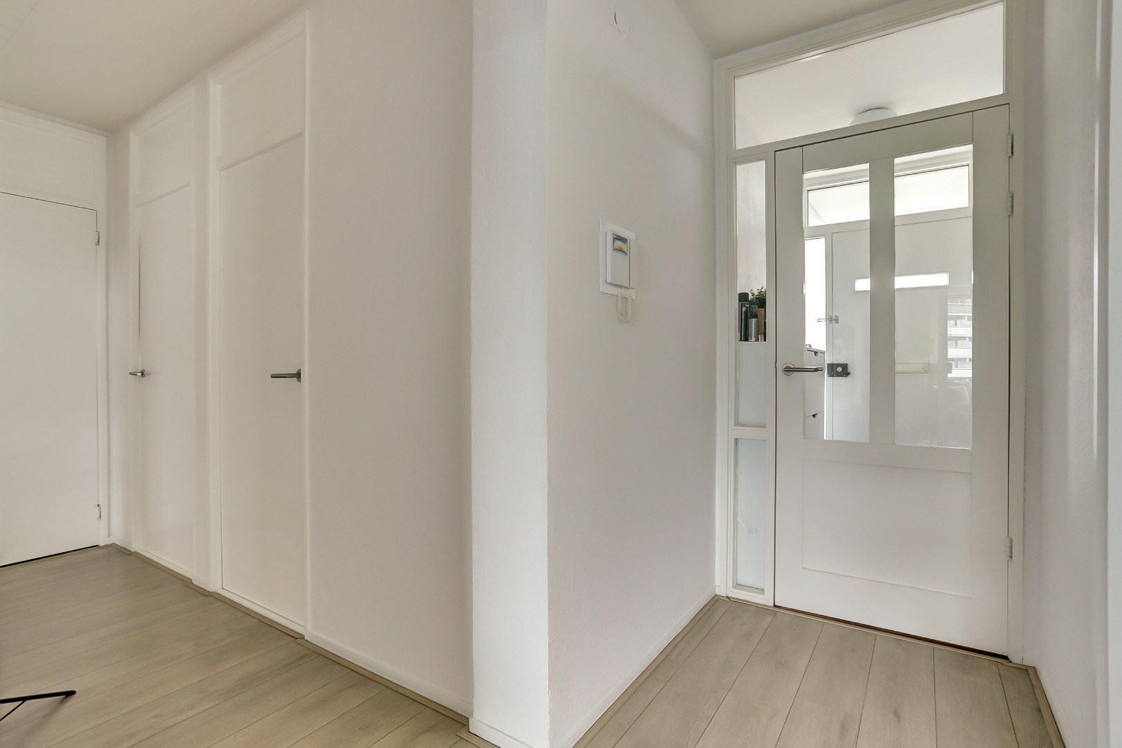 Zonder klussen te betrekken dit fraaie 4-kamer appartement op de 10e verdieping met 3 slaapkamers, fraaie keuken, moderne badkamer, mooi uitzicht en gelegen aan een groen park! 