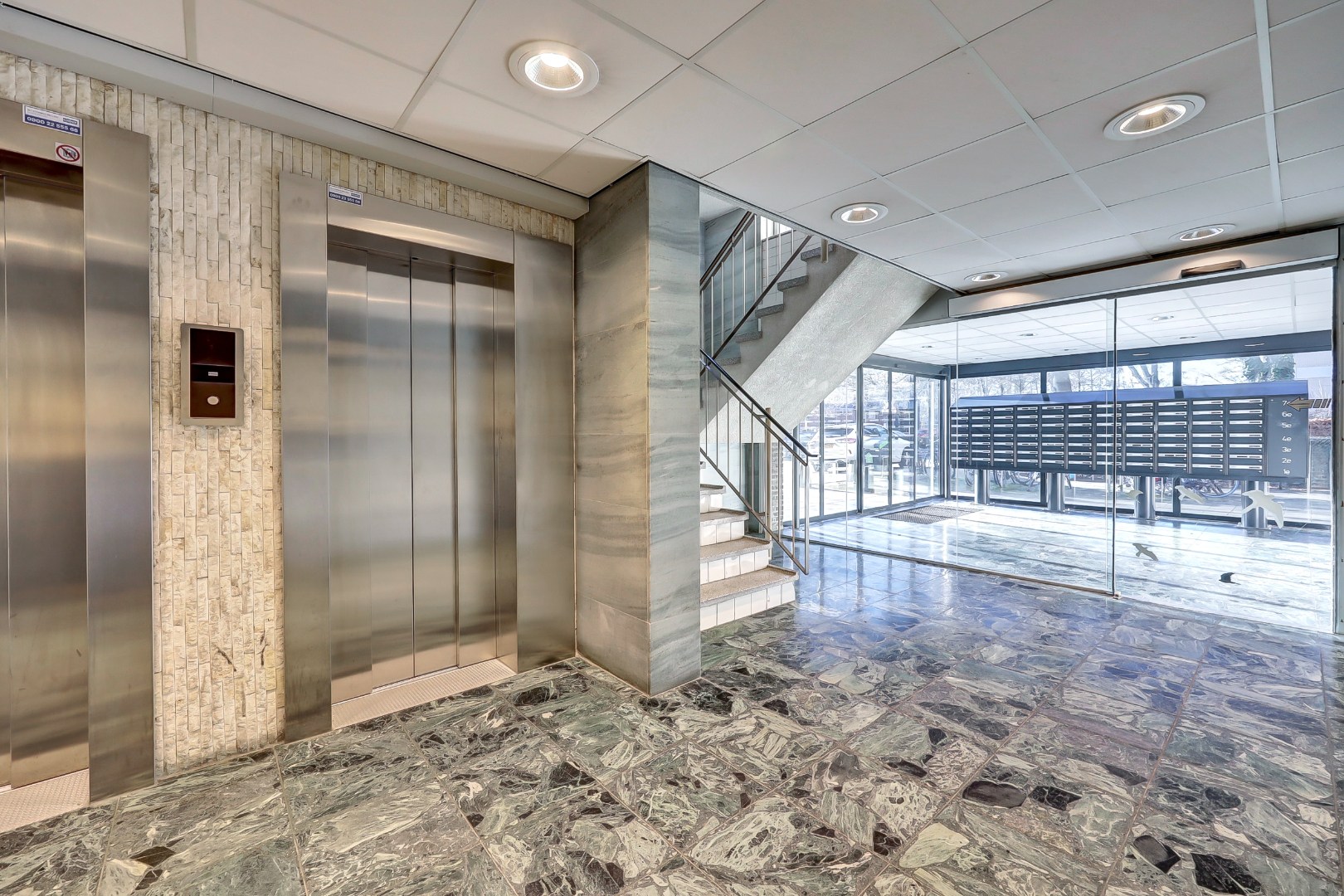 Instapklaar 2-kamer appartement op de 6e verdieping met moderne keuken en badkamer, balkon, berging in de onderbouw en gelegen op eigen grond. 