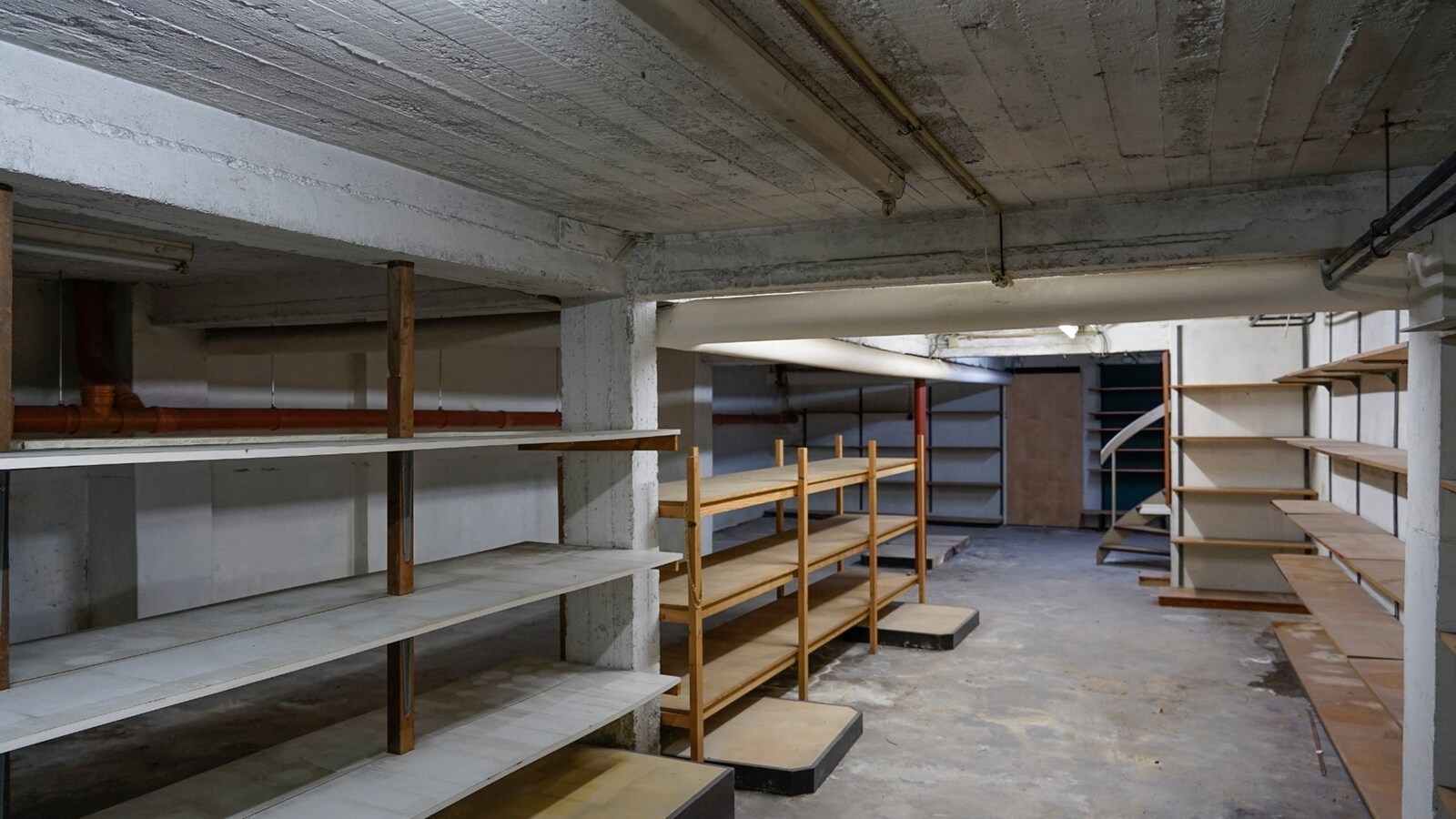 Handelsgelijkvloers, met mooie  etalage,  grote kelder 