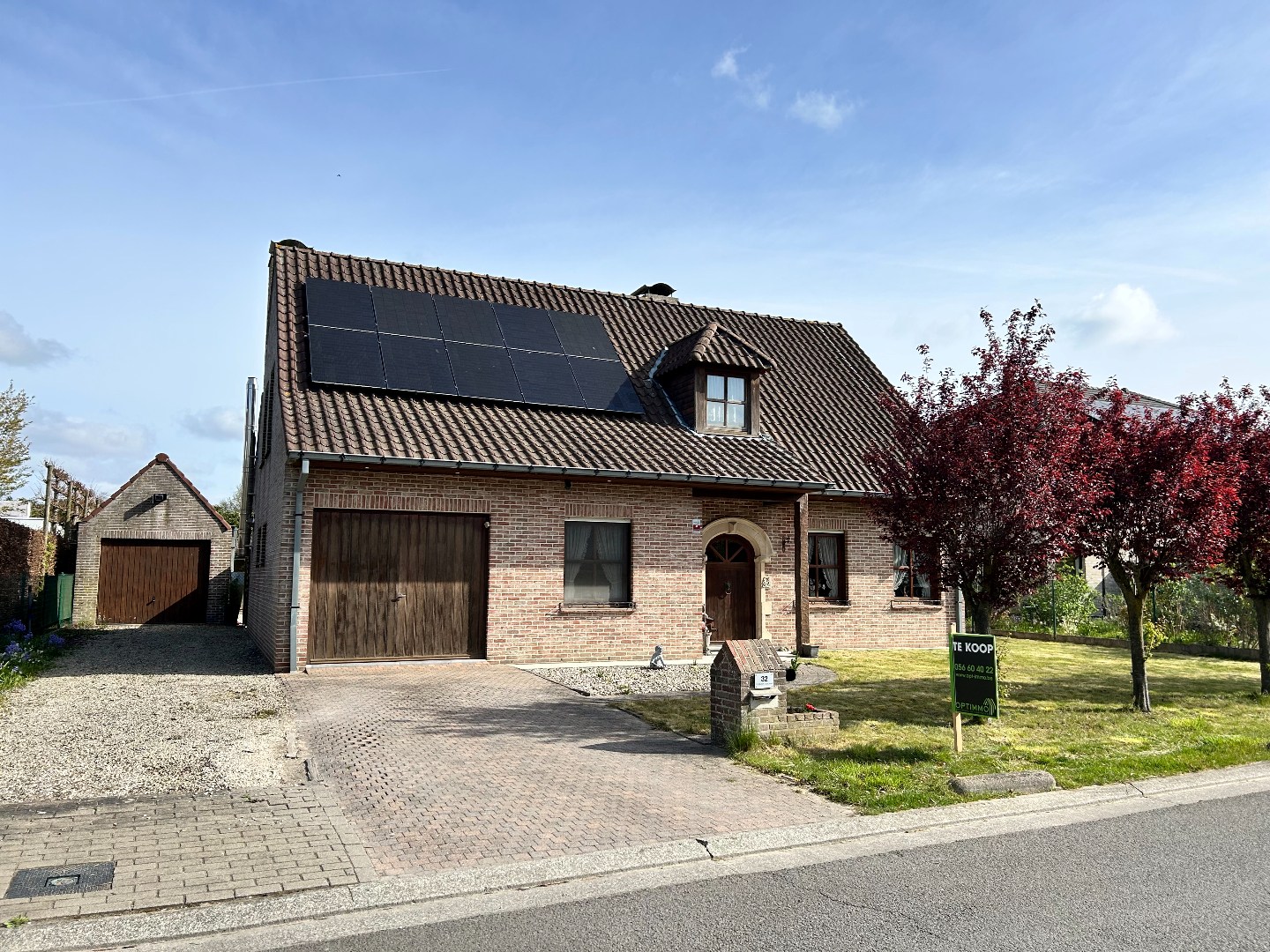 Degelijke alleenstaande woning met twee garages en tuin op 788m² 