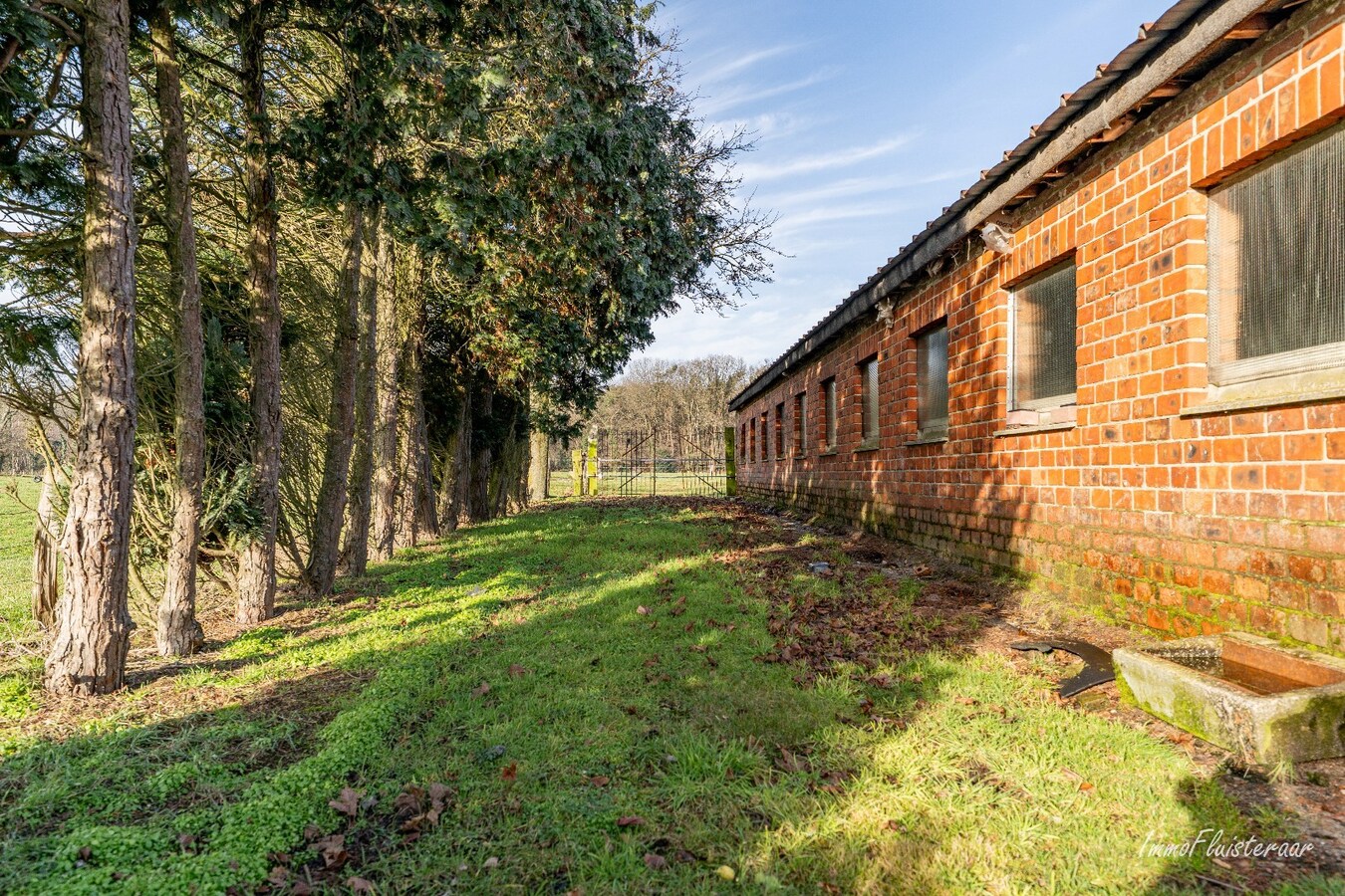 Renovatable farmhouse with stables and pastures on approximately 7 hectares in Hechtel-Eksel. 