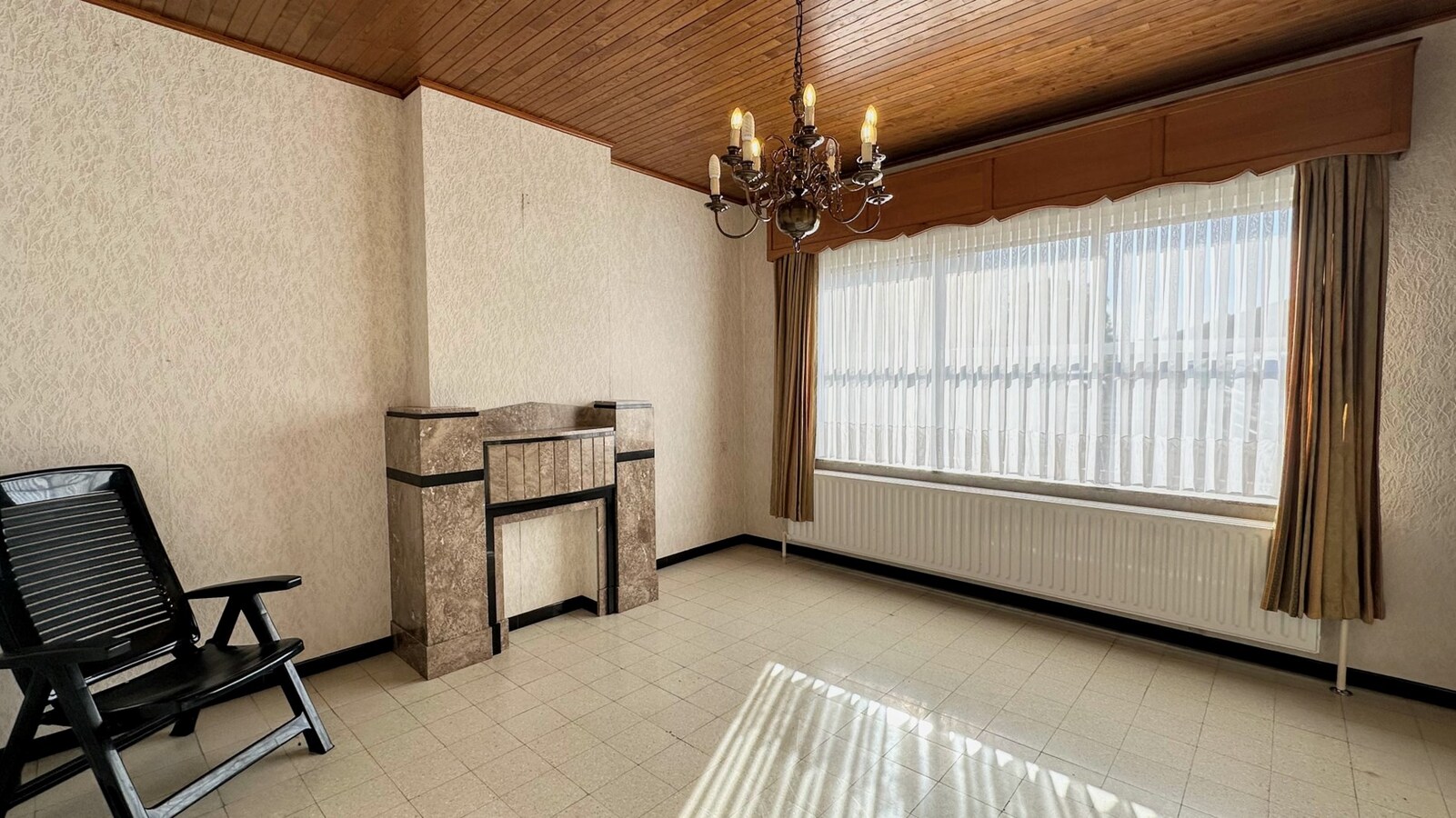 Te renoveren gezinswoning op royaal perceel van 1441 m² in rustige woonwijk 