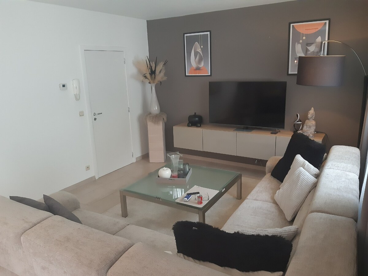 Eigentijds appartement met 2 autostaanplaatsen 