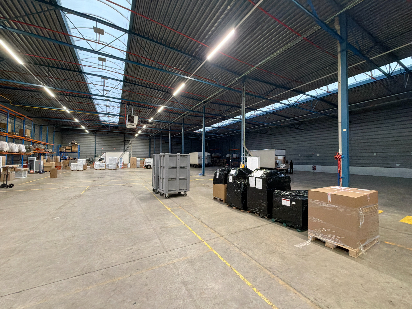 Logistieke loods met kantoor te huur in Bornem