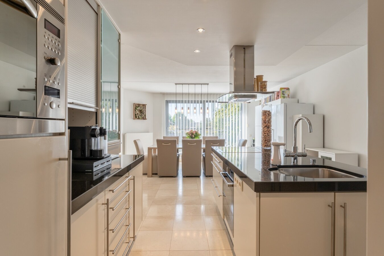 Zeer ruime, goed afgewerkte woning met diverse mogelijkheden nabij het centrum van Maaseik! 