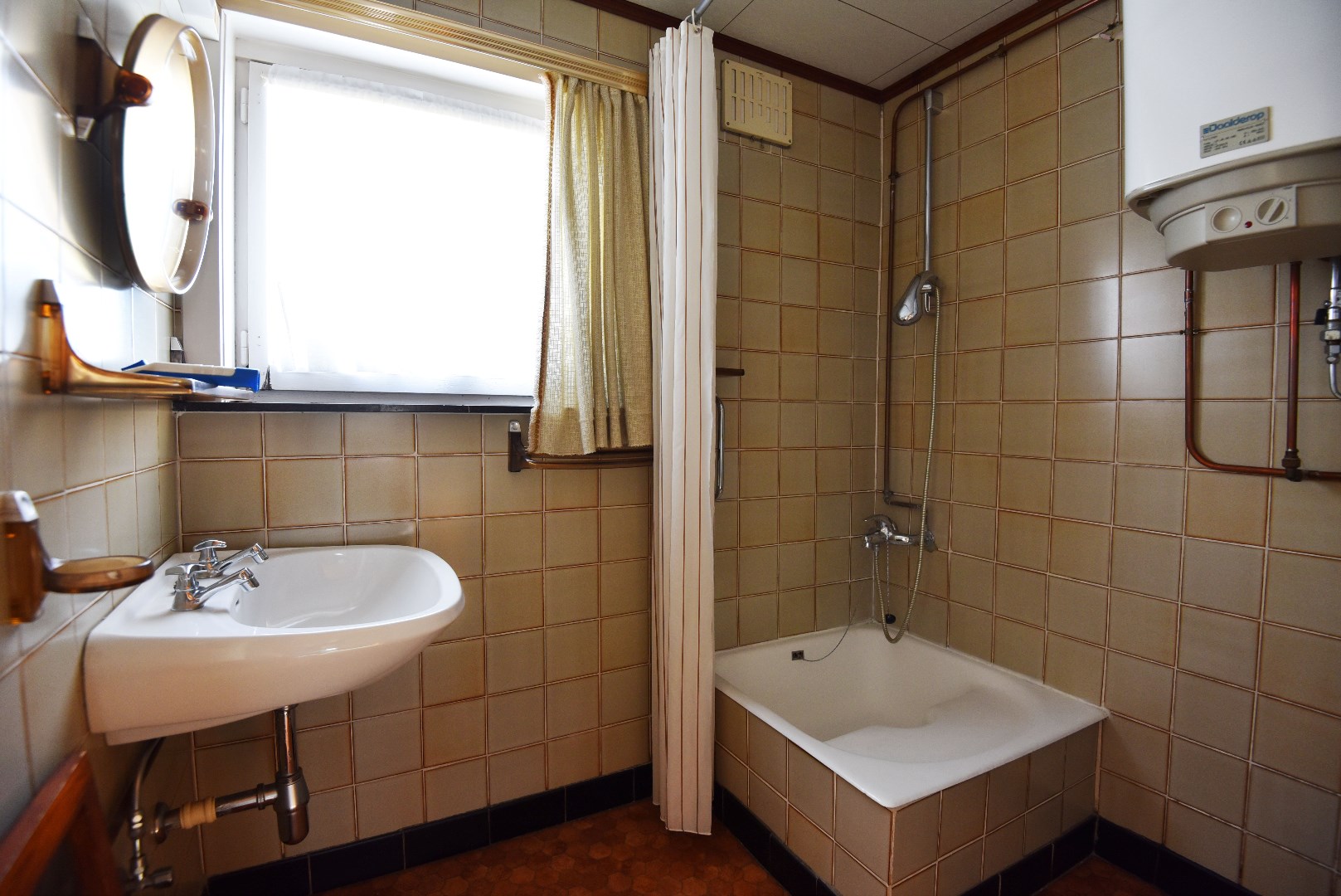 Op te frissen woning met 3 slpks, garage en tuin, rustig gelegen te Adegem 