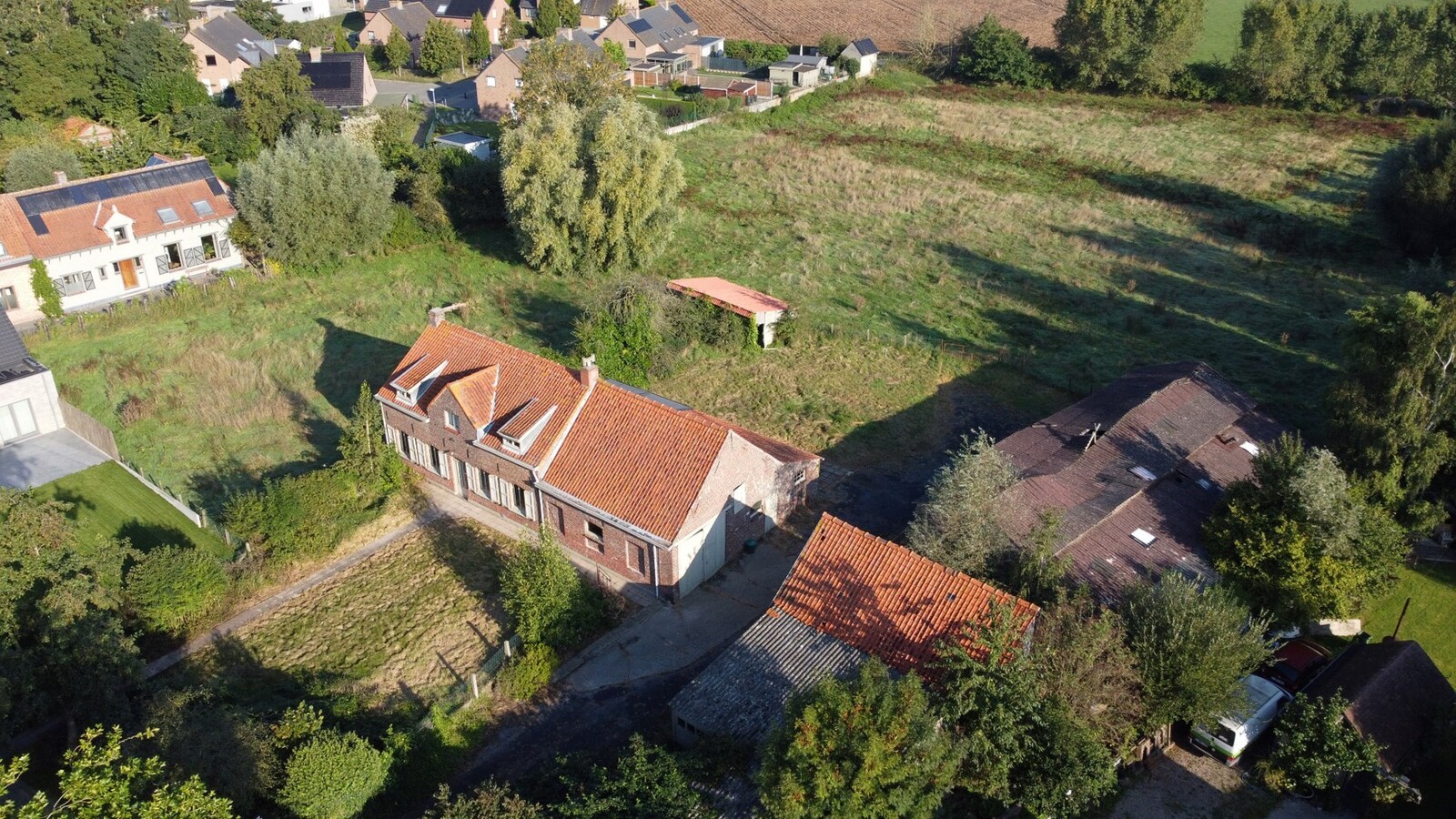 Hoeve uit wederopbouwperiode, gelegen in de dorpskern van Voormezele 