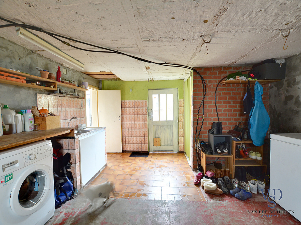 Karaktervolle, te renoveren woning (op bijna 900 m²). 