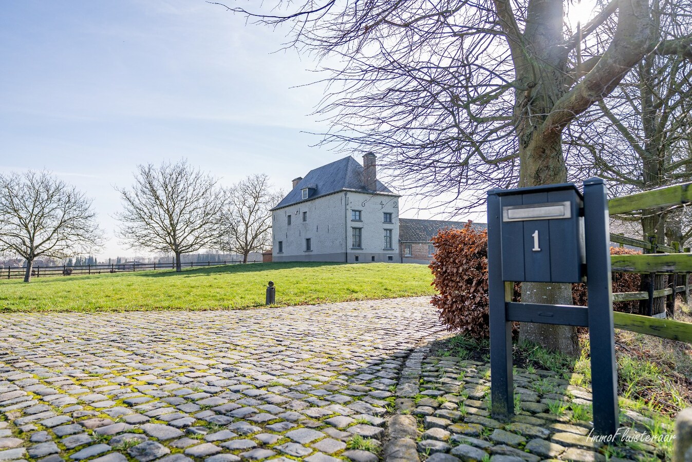 Uitzonderlijke woning met paardenaccommodatie, binnen- en buitenpiste op ca. 9,4 ha te Haacht 