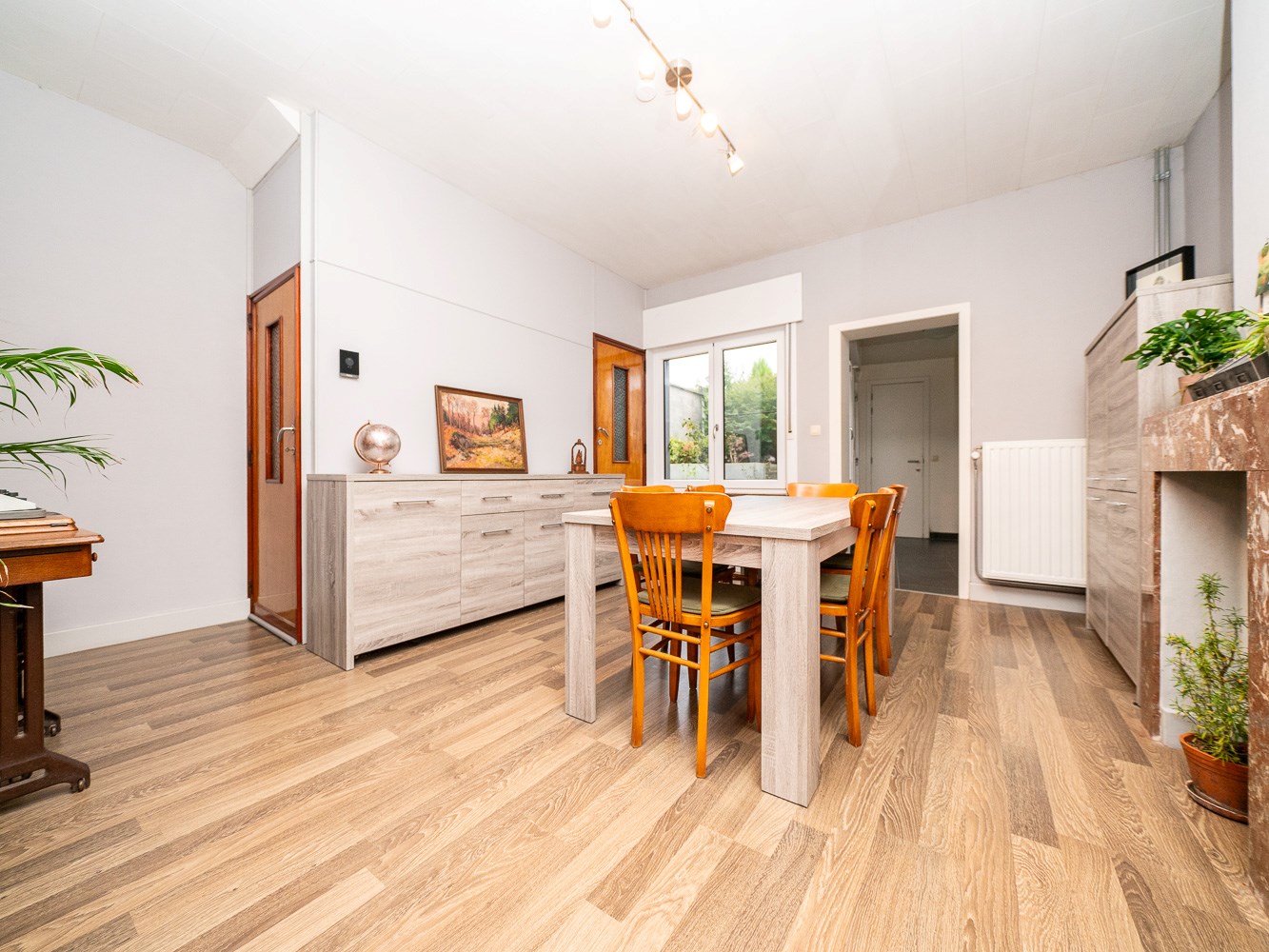 Volledige gerenoveerde 3-gevel woning 