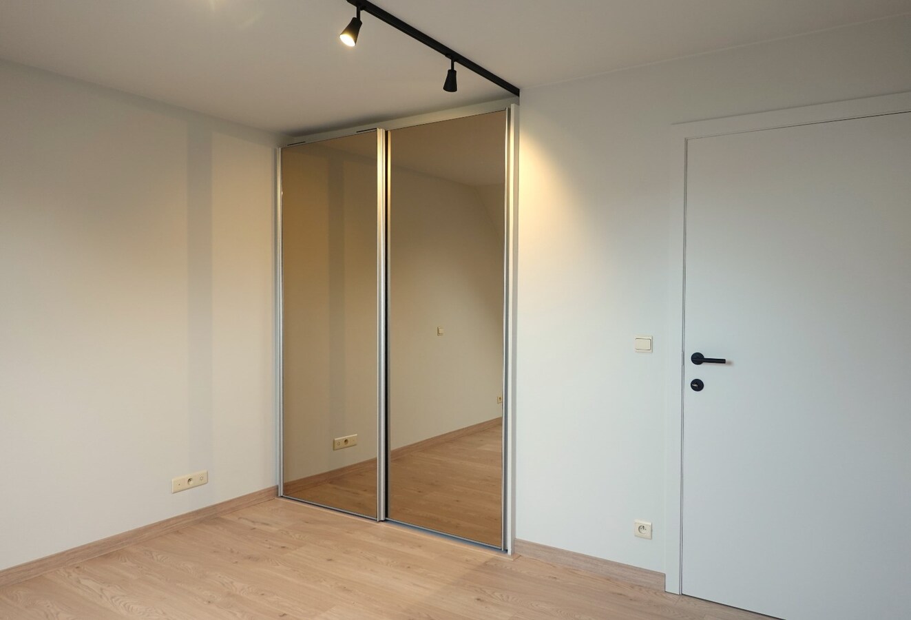 Gerenoveerde stadswoning op uitstekende ligging met binnentuin en garagebox 