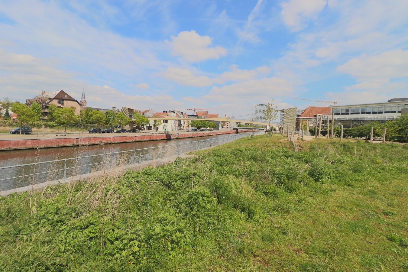 TOPPER !! Prachtig ruim 1 slaapkamer appartement aan de vernieuwde Leieboorden ! 