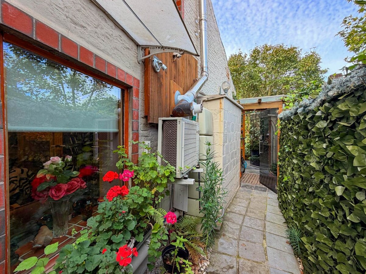Knusse woning met ruime tuin en uitweg en mogelijkheid tot aankoop van een garage. 