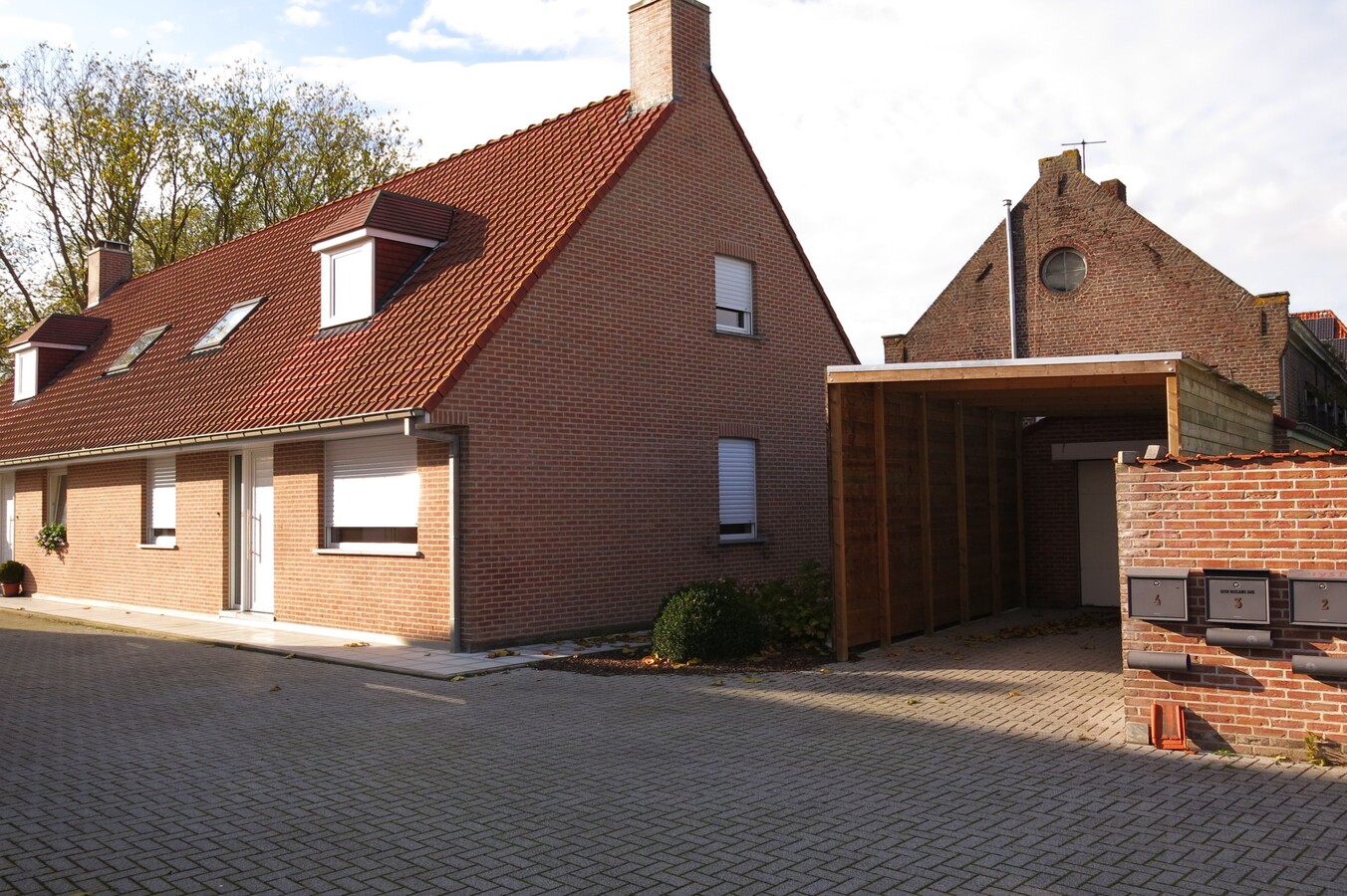 KNUSSE WONING IN RUSTIGE STRAAT 