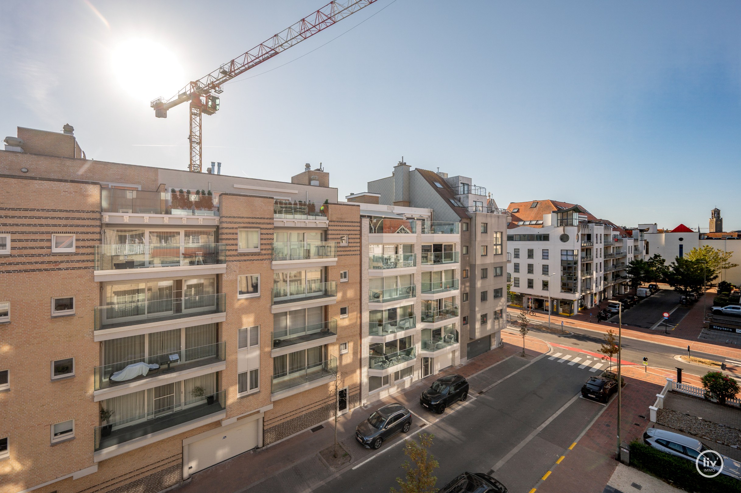 Magnifique, spacieux et récent (2015) appartement avec 3 chambres à coucher complètes et une terrasse ensoleillée, bien situé sur l'avenue Léopold à Knokke. 