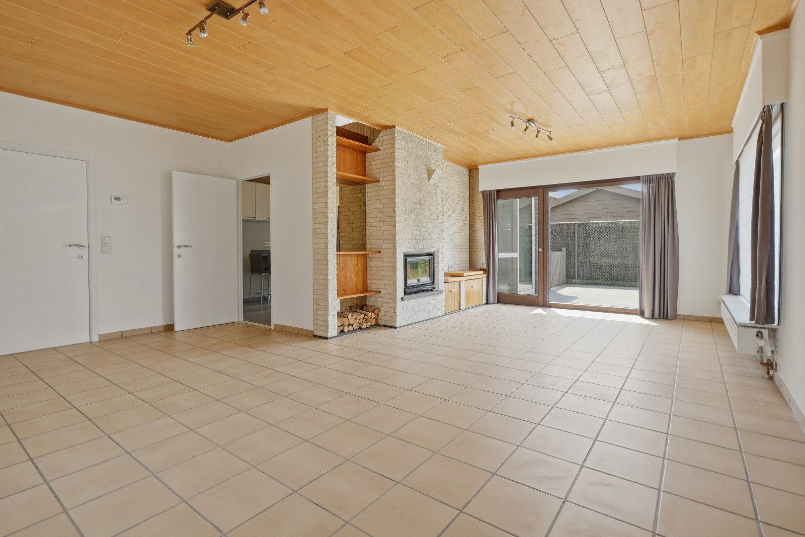 Rustig gelegen open bebouwing (type bungalow / gelijkvloerswoning) met 3 slaapkamers en prachtige tuin te Diksmuide. 