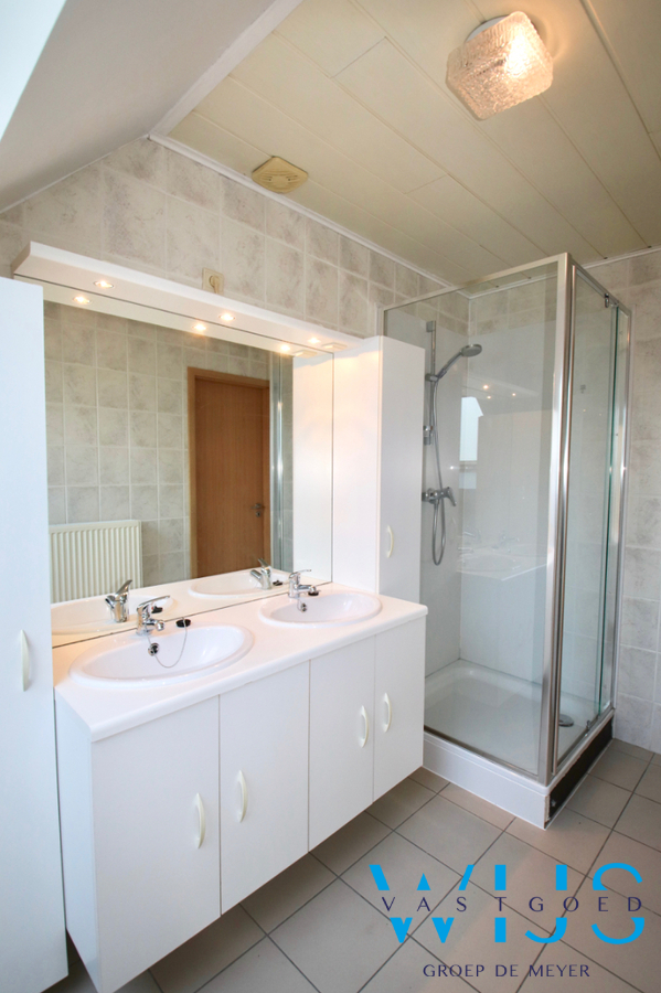 Instapklaar 2 slaapkamer appartement met terras &amp; garage ! 