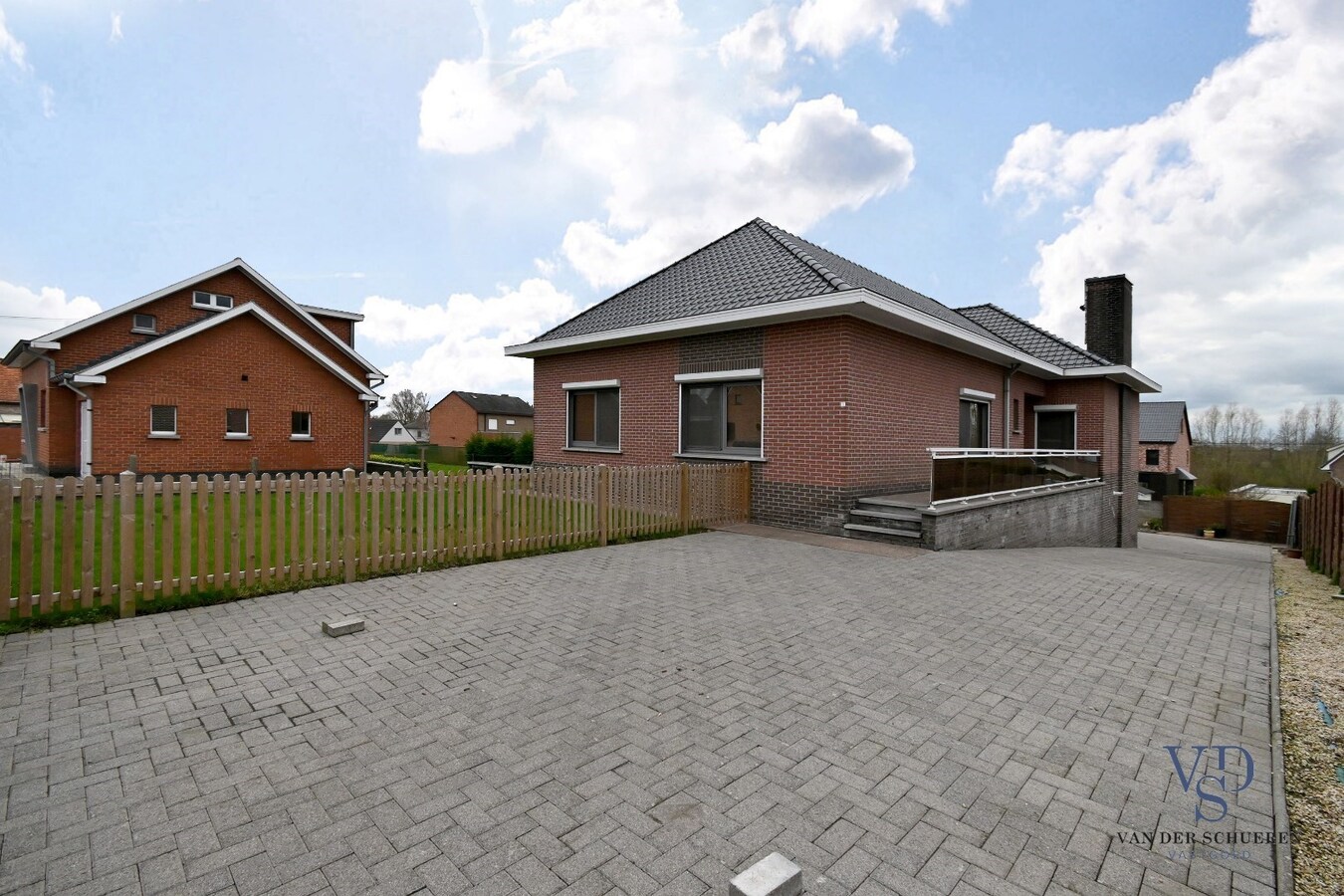 Bijzonder degelijke, instapklare ruime eigendom 