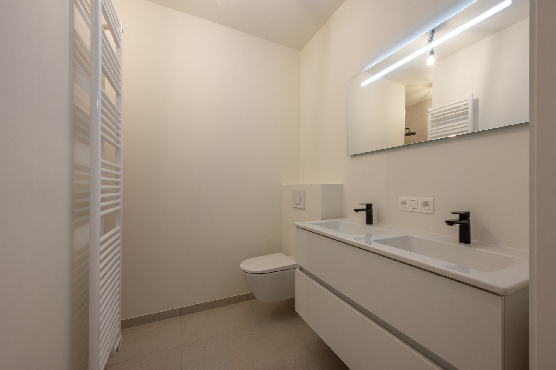 Centraal gelegen 3-kamer appartement te Res. Hoost op wandelafstand van de Zeedijk van Heist. 