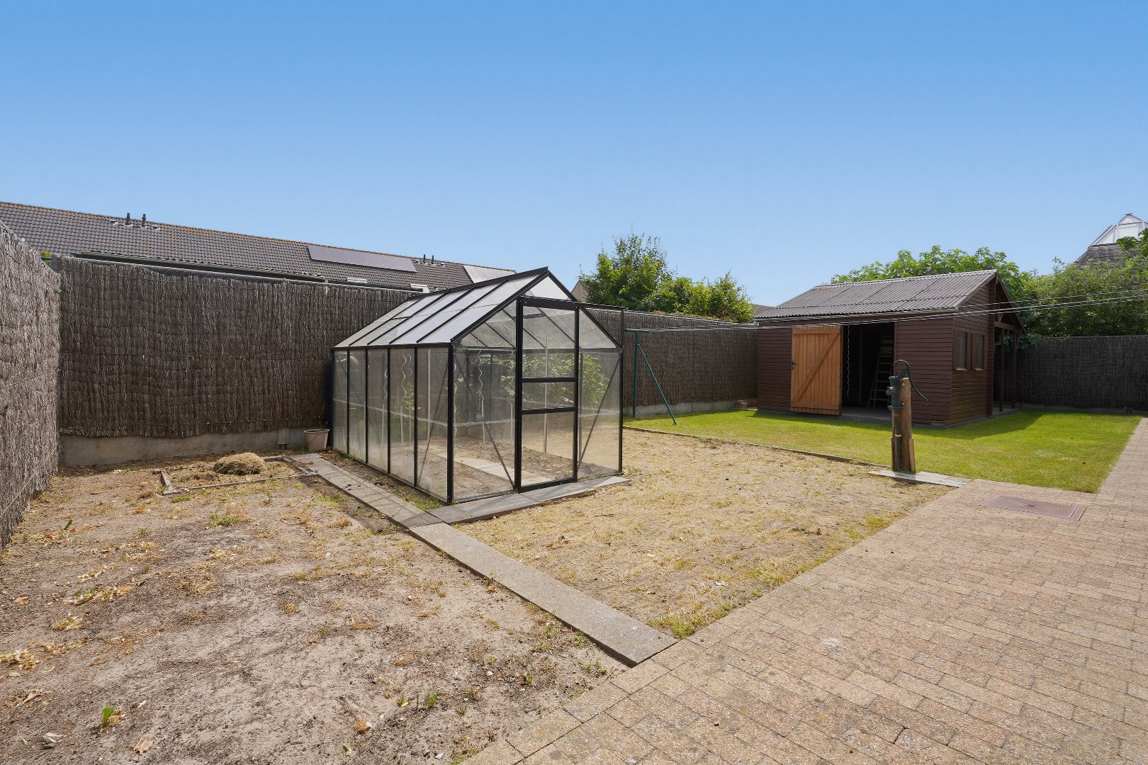 Rustig gelegen open bebouwing (type bungalow / gelijkvloerswoning) met 3 slaapkamers en prachtige tuin te Diksmuide. 