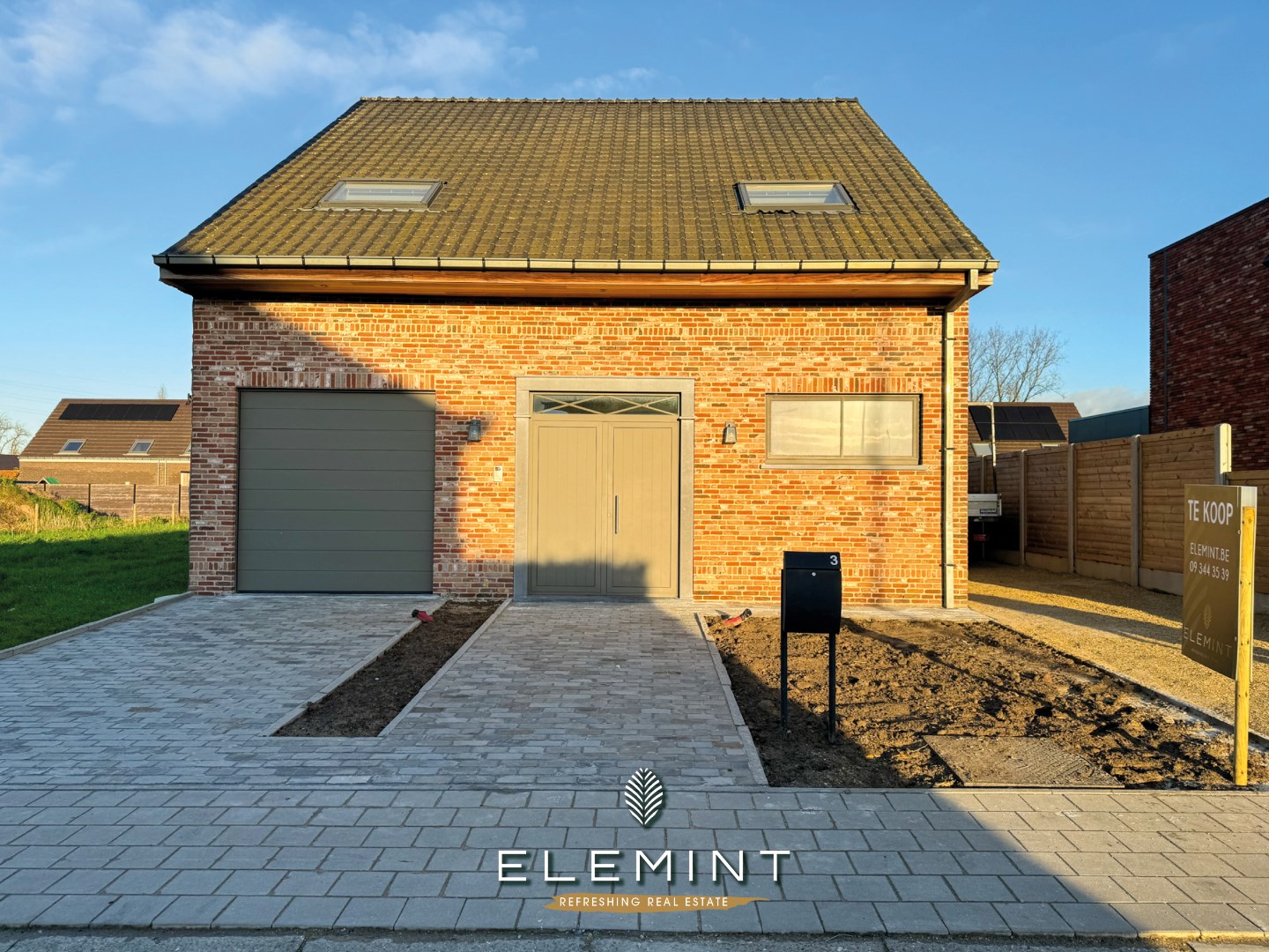 Rekkem. Ruime halfopen woning met 5 slaapkamers, tuin &amp; garage 