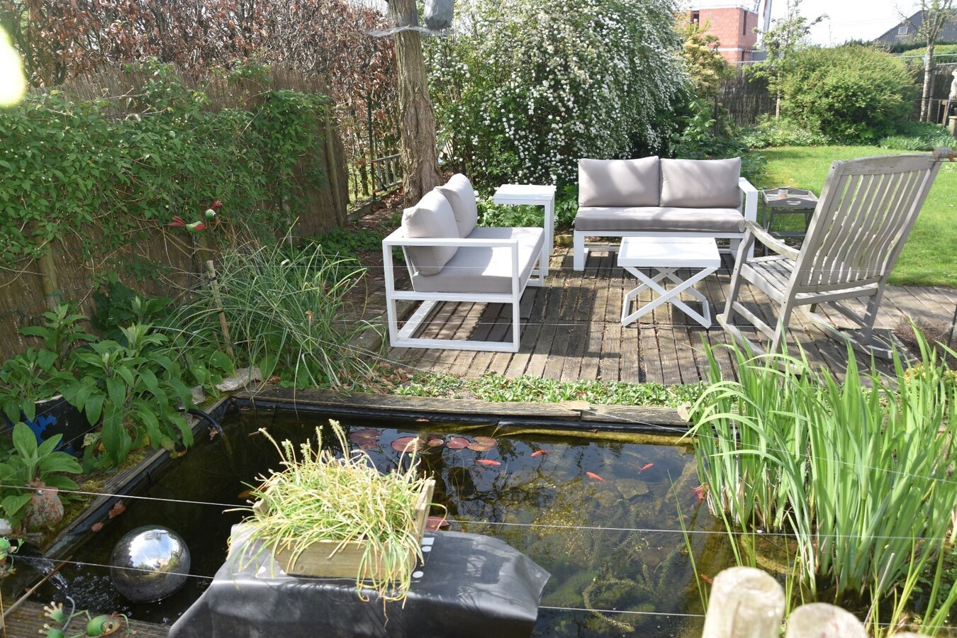 Eigentijdse, verrassend ruime Open Bebouwing 