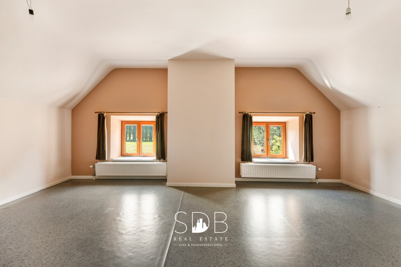 Hedendaagse villa met gezinstuin en graslanden op 7.496m² 