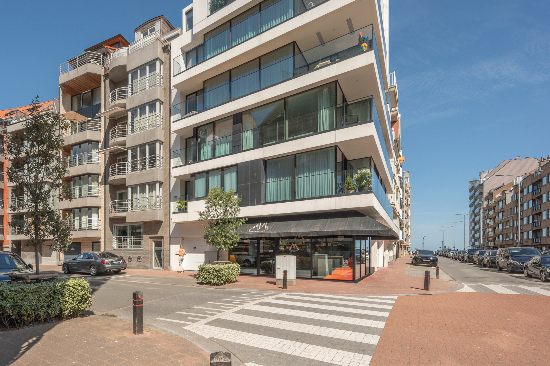 Exclusif duplex penthouse avec 3 chambres et terrasse ensoleillée, situé dans un emplacement de choix près de la place Rubens et de la mer. 