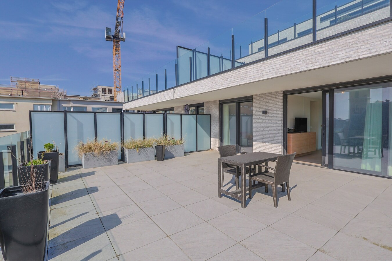 Verhuurde assistentiewoning met uitzonderlijk ruim zonneterras van 64,5m² in Oostduinkerke! 