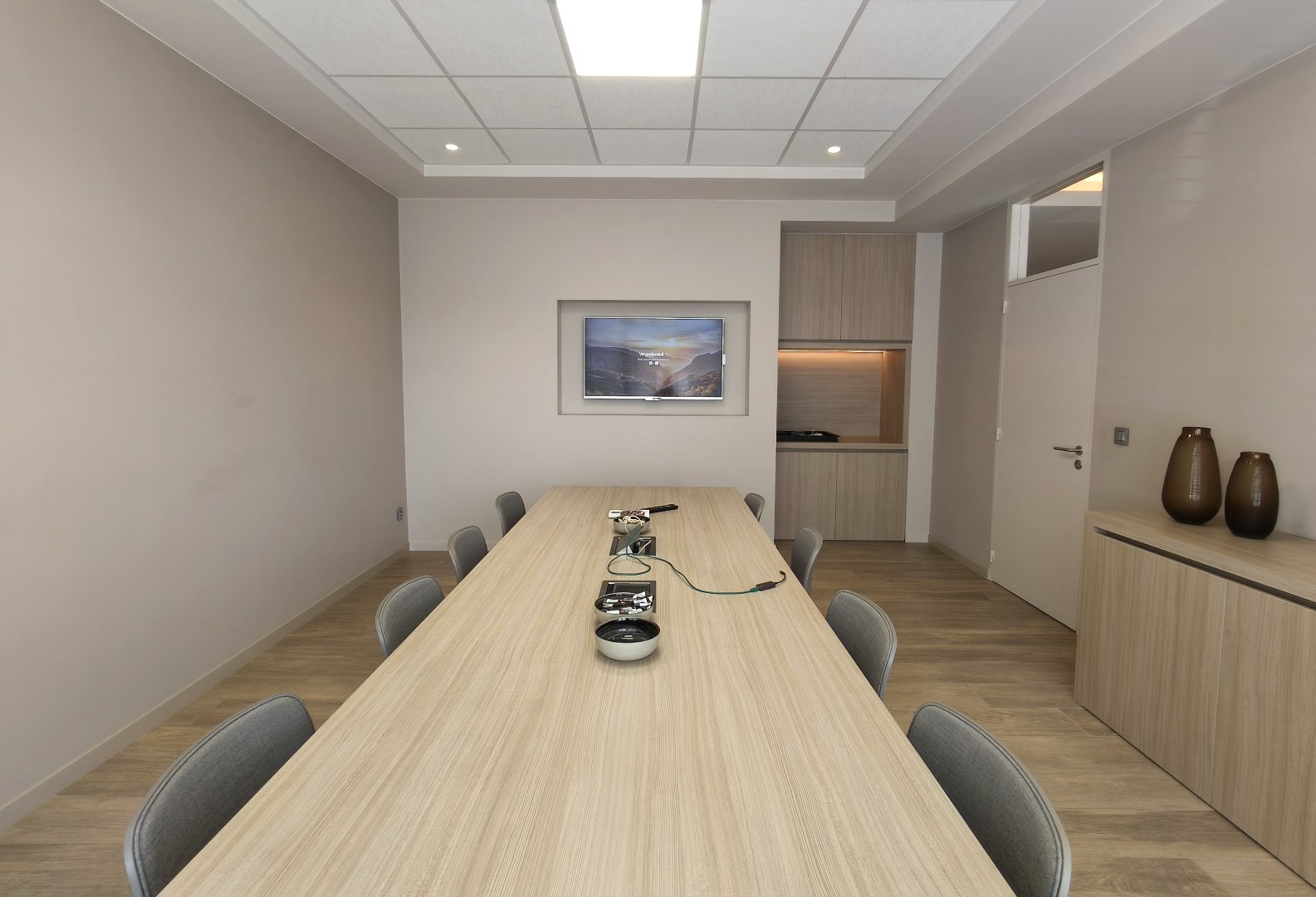 Modern en instapklaar kantoor (264 m²) in het centrum van Borgloon – inclusief 9 parkeerplaatsen 