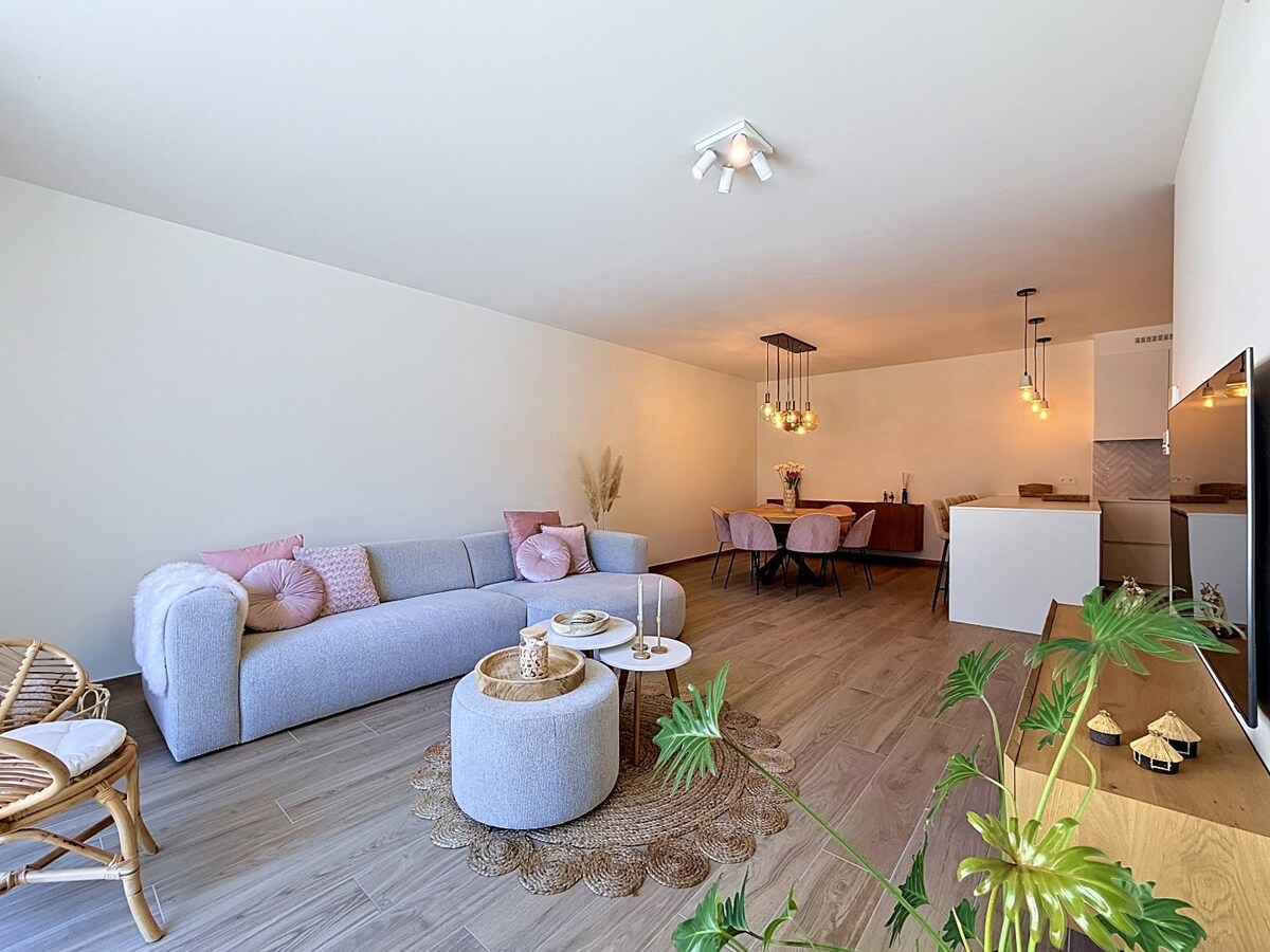 Nieuw appartement met riant terras en garage te centrum Zottegem 
