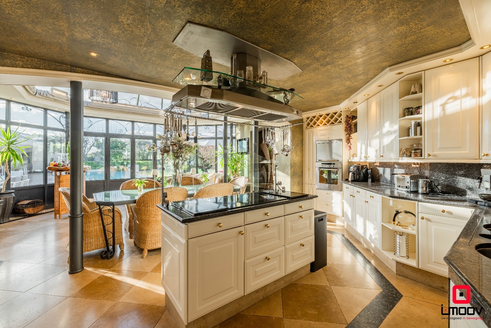 Exclusieve villa met infinity pool en resortgevoel op topligging in Mariakerke 