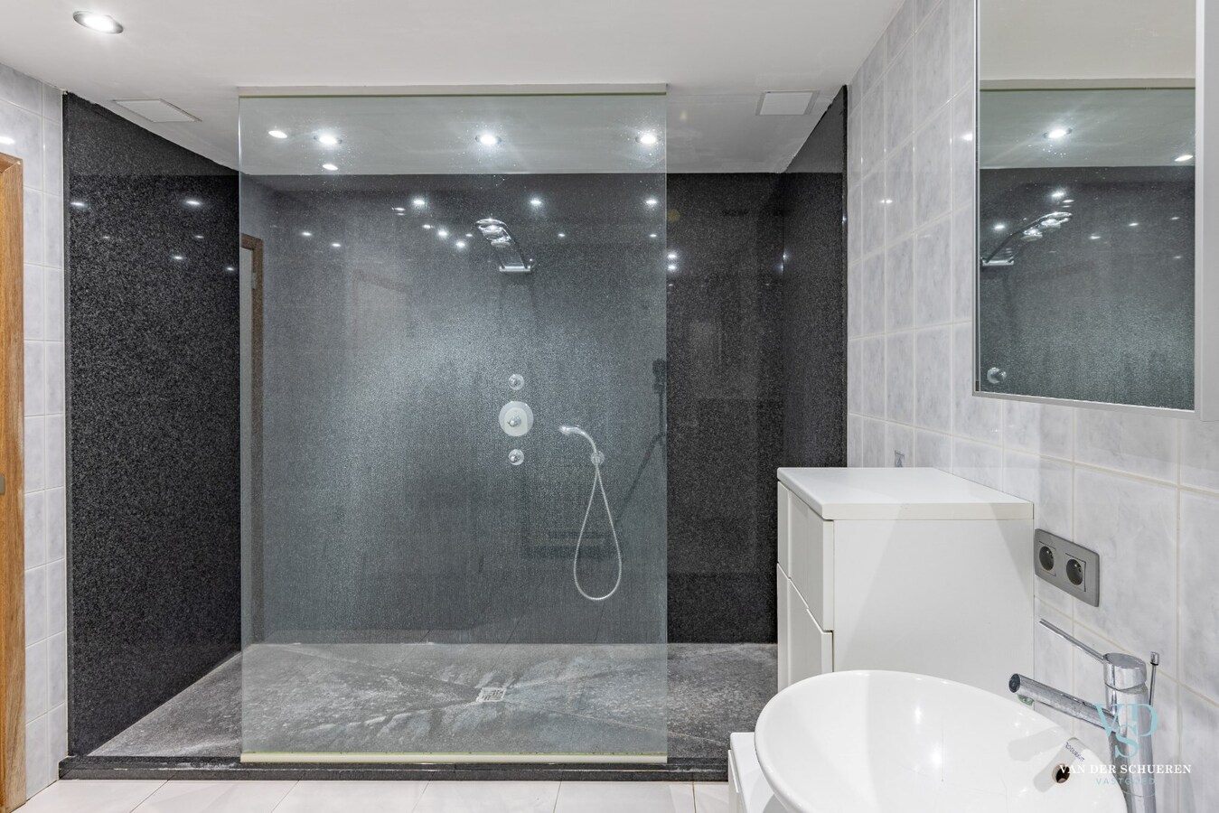 Handelspand mét woongelegenheid op commerciële locatie 