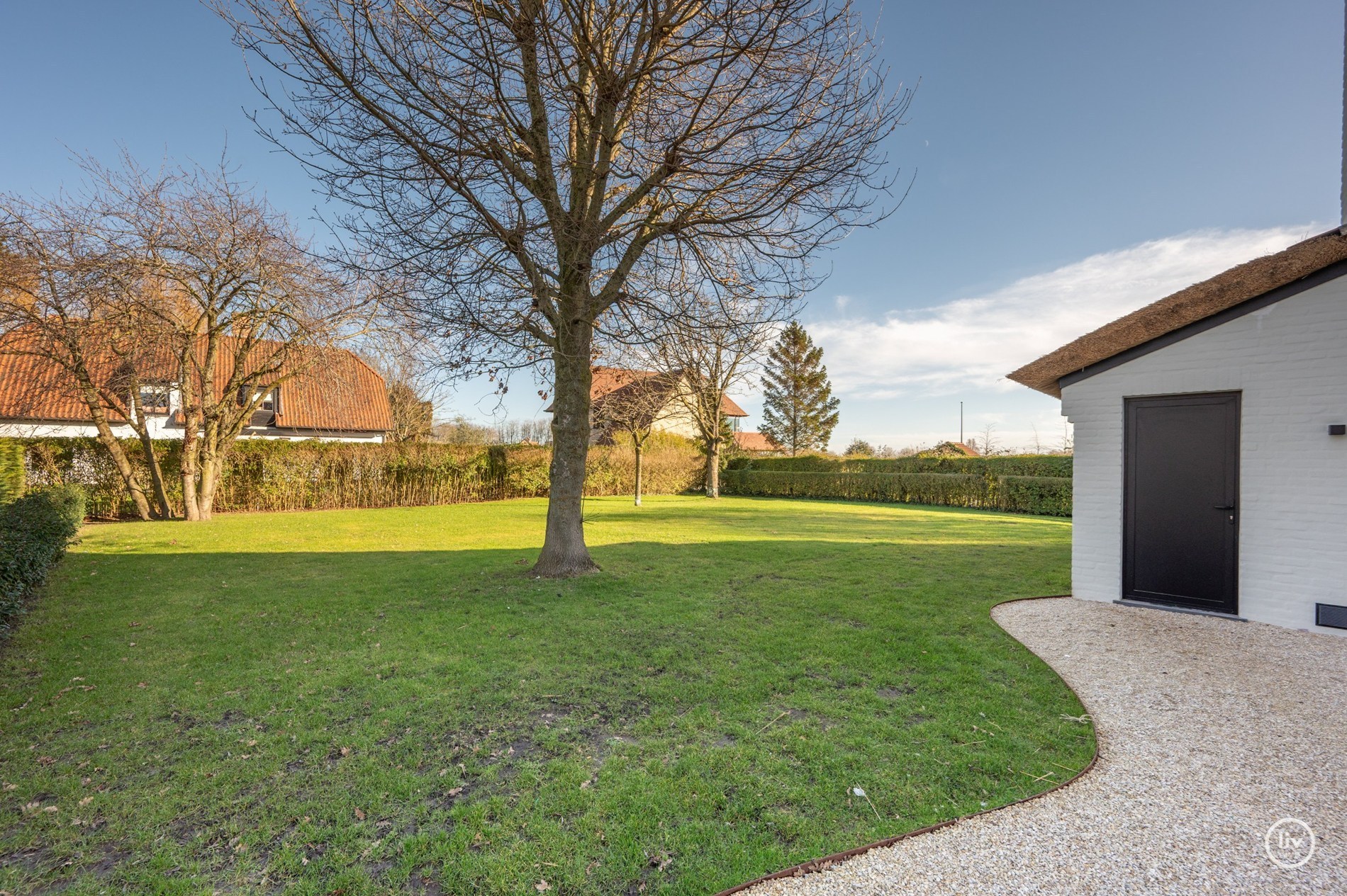 Magnifique villa rénovée, située sur un grand terrain de 1365 m2 dans un quartier résidentiel de villas, à proximité du centre de Knokke. 