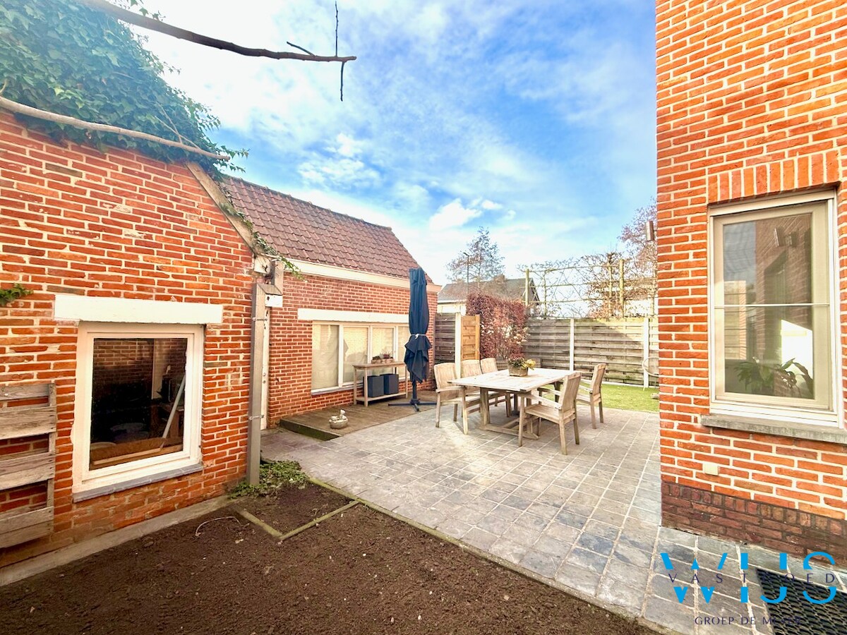 Instapklare, karaktervolle ALLEENSTAANDE woning op topligging in Ertvelde ! 