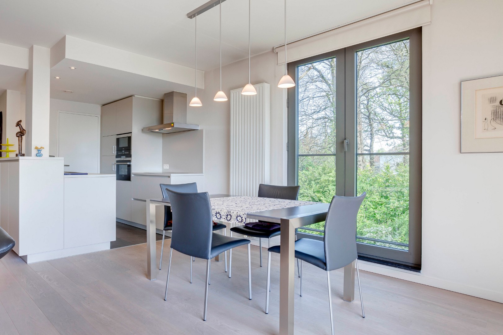 Instapklaar modern appartement  met terras en ondergrondse staanplaats 