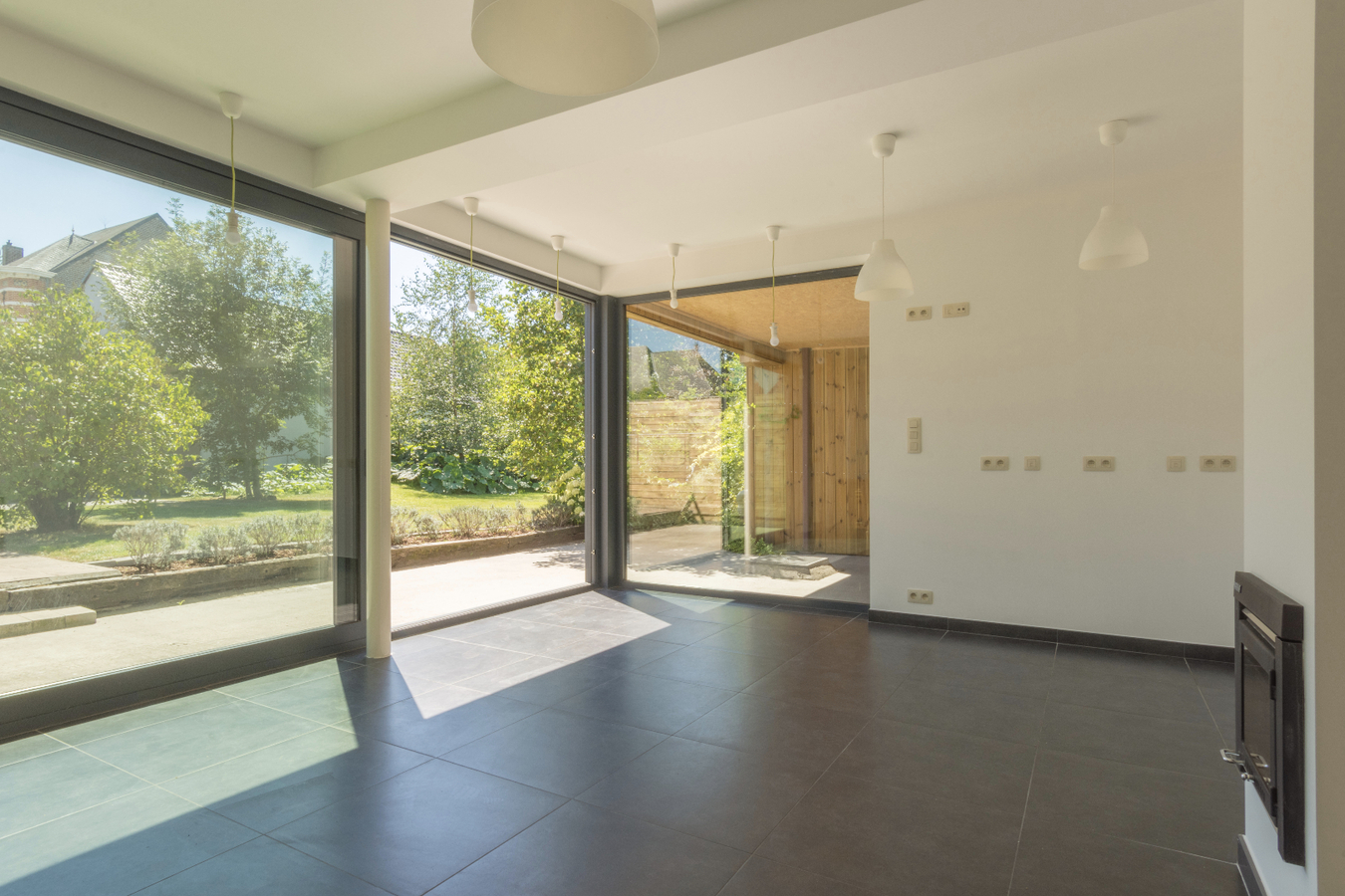 IN OPTIE Ruime en totaal vernieuwde woning in het dorp van Zaffelare 